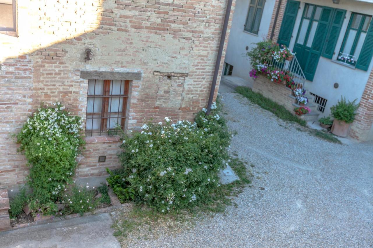 Al Centro Del Borgo Apartment Guarene Exterior photo